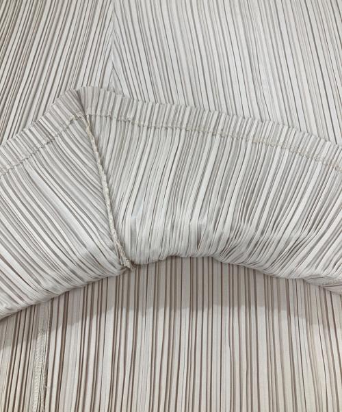 ISSEY MIYAKE FETE（イッセイミヤケフェット）ISSEY MIYAKE FETE (イッセイミヤケフェット) プリーツスカート ベージュ サイズ:3の古着・服飾アイテム