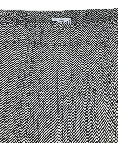 ISSEY MIYAKE FETE（イッセイミヤケフェット）ISSEY MIYAKE FETE (イッセイミヤケフェット) プリーツスカート グレー サイズ:3の古着・服飾アイテム