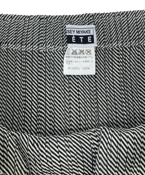 ISSEY MIYAKE FETE（イッセイミヤケフェット）ISSEY MIYAKE FETE (イッセイミヤケフェット) プリーツスカート グレー サイズ:3の古着・服飾アイテム