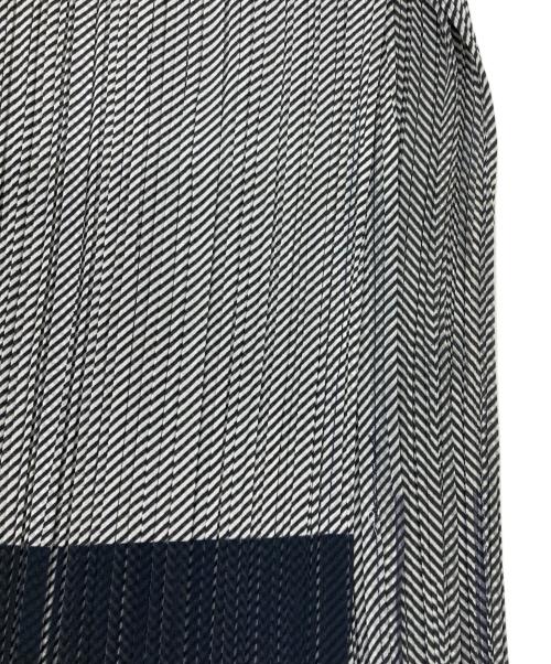 ISSEY MIYAKE FETE（イッセイミヤケフェット）ISSEY MIYAKE FETE (イッセイミヤケフェット) プリーツスカート グレー サイズ:3の古着・服飾アイテム