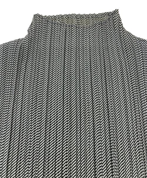 ISSEY MIYAKE FETE（イッセイミヤケフェット）ISSEY MIYAKE FETE (イッセイミヤケフェット) ハイネックプリーツカットソー グレー サイズ:2の古着・服飾アイテム