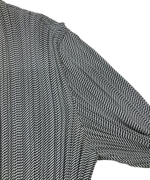 ISSEY MIYAKE FETE（イッセイミヤケフェット）ISSEY MIYAKE FETE (イッセイミヤケフェット) ハイネックプリーツカットソー グレー サイズ:2の古着・服飾アイテム