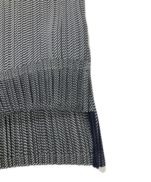 ISSEY MIYAKE FETE（イッセイミヤケフェット）ISSEY MIYAKE FETE (イッセイミヤケフェット) ハイネックプリーツカットソー グレー サイズ:2の古着・服飾アイテム