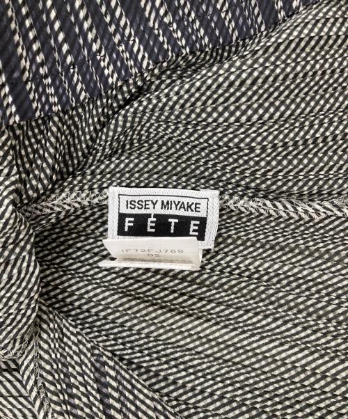 ISSEY MIYAKE FETE（イッセイミヤケフェット）ISSEY MIYAKE FETE (イッセイミヤケフェット) ハイネックプリーツカットソー グレー サイズ:2の古着・服飾アイテム