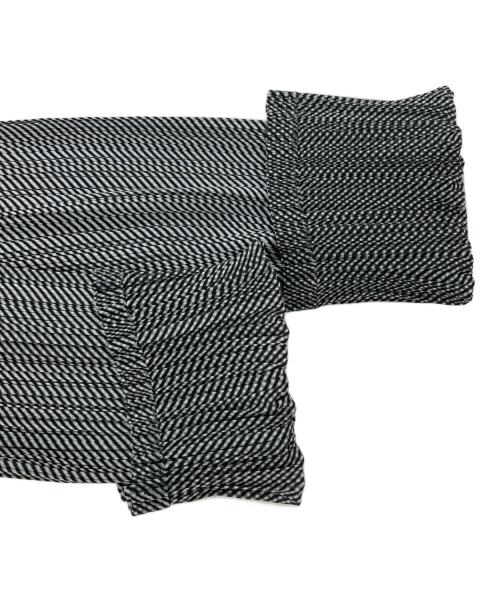 ISSEY MIYAKE FETE（イッセイミヤケフェット）ISSEY MIYAKE FETE (イッセイミヤケフェット) ハイネックプリーツカットソー グレー サイズ:2の古着・服飾アイテム