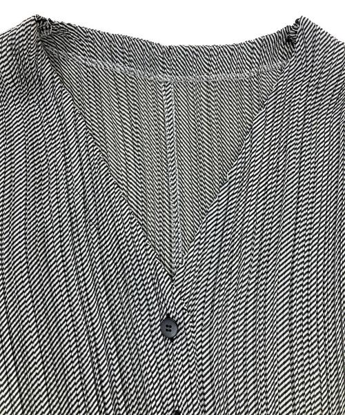ISSEY MIYAKE FETE（イッセイミヤケフェット）ISSEY MIYAKE FETE (イッセイミヤケフェット) プリーツカーディガン グレー サイズ:2の古着・服飾アイテム
