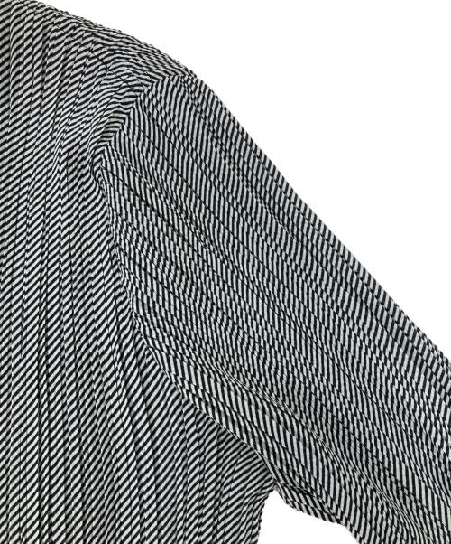 ISSEY MIYAKE FETE（イッセイミヤケフェット）ISSEY MIYAKE FETE (イッセイミヤケフェット) プリーツカーディガン グレー サイズ:2の古着・服飾アイテム