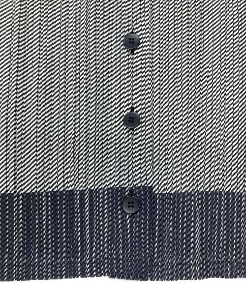 ISSEY MIYAKE FETE（イッセイミヤケフェット）ISSEY MIYAKE FETE (イッセイミヤケフェット) プリーツカーディガン グレー サイズ:2の古着・服飾アイテム