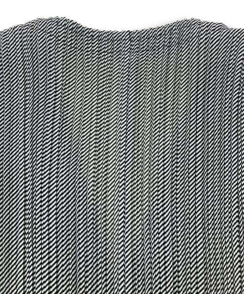 ISSEY MIYAKE FETE（イッセイミヤケフェット）ISSEY MIYAKE FETE (イッセイミヤケフェット) プリーツカーディガン グレー サイズ:2の古着・服飾アイテム
