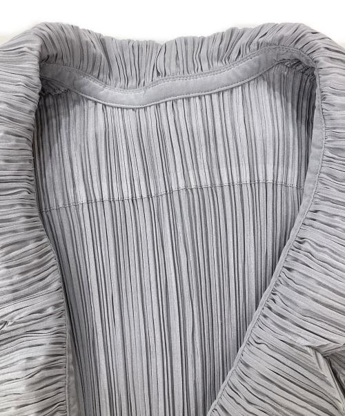ISSEY MIYAKE FETE（イッセイミヤケフェット）ISSEY MIYAKE FETE (イッセイミヤケフェット) 装飾プリーツカーディガン グレー サイズ:3の古着・服飾アイテム