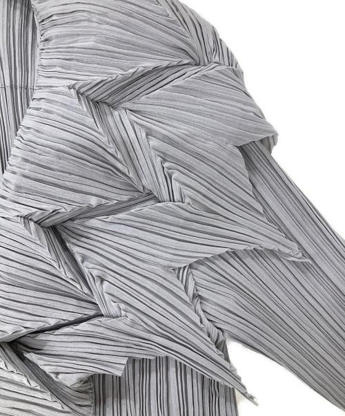 ISSEY MIYAKE FETE（イッセイミヤケフェット）ISSEY MIYAKE FETE (イッセイミヤケフェット) 装飾プリーツカーディガン グレー サイズ:3の古着・服飾アイテム