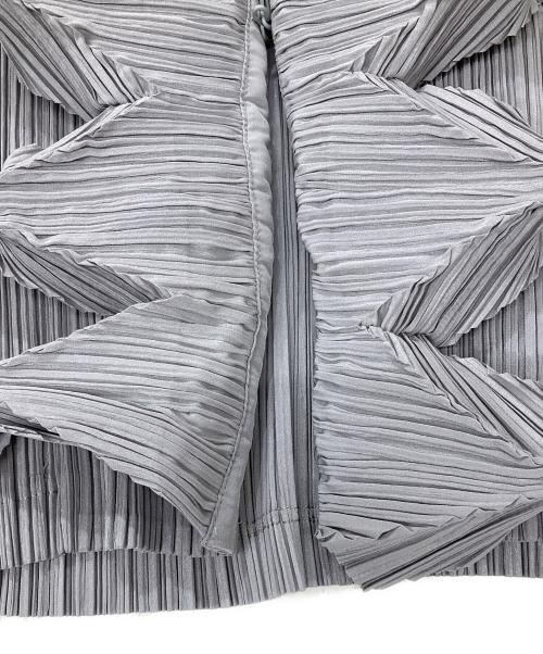 ISSEY MIYAKE FETE（イッセイミヤケフェット）ISSEY MIYAKE FETE (イッセイミヤケフェット) 装飾プリーツカーディガン グレー サイズ:3の古着・服飾アイテム