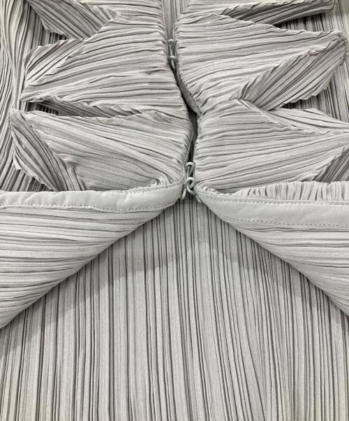 ISSEY MIYAKE FETE（イッセイミヤケフェット）ISSEY MIYAKE FETE (イッセイミヤケフェット) 装飾プリーツカーディガン グレー サイズ:3の古着・服飾アイテム