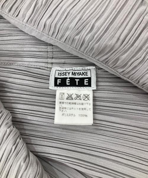 ISSEY MIYAKE FETE（イッセイミヤケフェット）ISSEY MIYAKE FETE (イッセイミヤケフェット) 装飾プリーツカーディガン グレー サイズ:3の古着・服飾アイテム