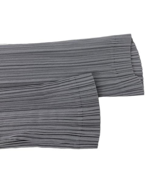 ISSEY MIYAKE FETE（イッセイミヤケフェット）ISSEY MIYAKE FETE (イッセイミヤケフェット) 装飾プリーツカーディガン グレー サイズ:3の古着・服飾アイテム