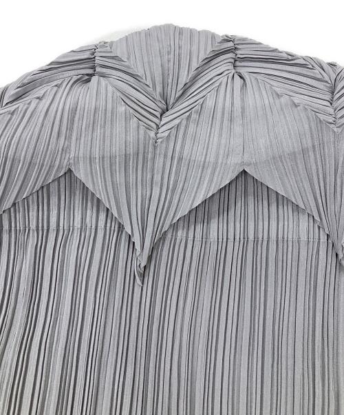 ISSEY MIYAKE FETE（イッセイミヤケフェット）ISSEY MIYAKE FETE (イッセイミヤケフェット) 装飾プリーツカーディガン グレー サイズ:3の古着・服飾アイテム