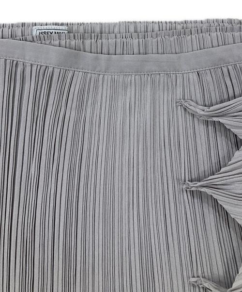 ISSEY MIYAKE FETE（イッセイミヤケフェット）ISSEY MIYAKE FETE (イッセイミヤケフェット) 装飾プリーツスカート グレー サイズ:3の古着・服飾アイテム