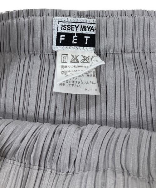 ISSEY MIYAKE FETE（イッセイミヤケフェット）ISSEY MIYAKE FETE (イッセイミヤケフェット) 装飾プリーツスカート グレー サイズ:3の古着・服飾アイテム