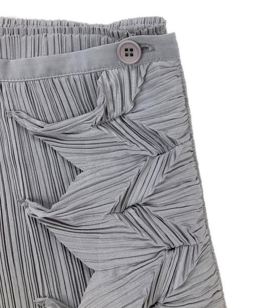 ISSEY MIYAKE FETE（イッセイミヤケフェット）ISSEY MIYAKE FETE (イッセイミヤケフェット) 装飾プリーツスカート グレー サイズ:3の古着・服飾アイテム