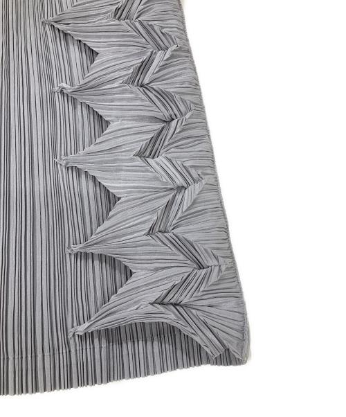 ISSEY MIYAKE FETE（イッセイミヤケフェット）ISSEY MIYAKE FETE (イッセイミヤケフェット) 装飾プリーツスカート グレー サイズ:3の古着・服飾アイテム