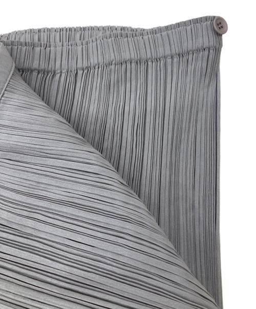ISSEY MIYAKE FETE（イッセイミヤケフェット）ISSEY MIYAKE FETE (イッセイミヤケフェット) 装飾プリーツスカート グレー サイズ:3の古着・服飾アイテム