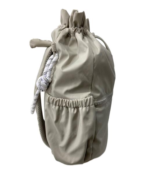 emmi（エミ）emmi (エミ) 撥水 emmiロゴマルチバックパック アイボリーの古着・服飾アイテム