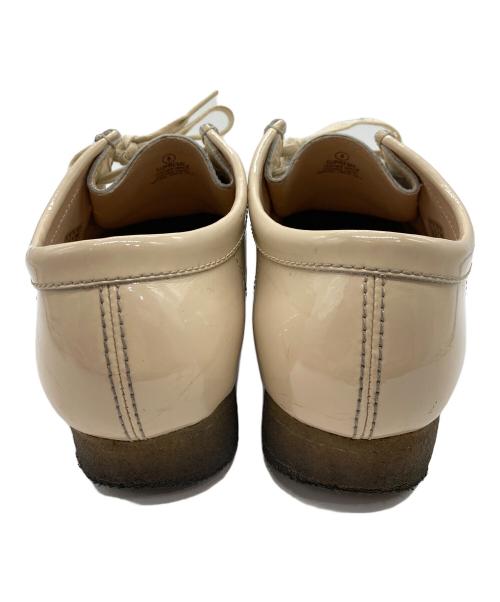 CLARKS（クラークス）CLARKS (クラークス) SUPREME (シュプリーム) ローカットスニーカー/Patent Leather Wallabee / パテントレザーワラビー ベージュ サイズ:25.5cmの古着・服飾アイテム