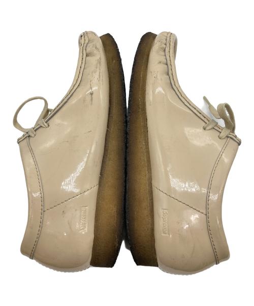 CLARKS（クラークス）CLARKS (クラークス) SUPREME (シュプリーム) ローカットスニーカー/Patent Leather Wallabee / パテントレザーワラビー ベージュ サイズ:25.5cmの古着・服飾アイテム