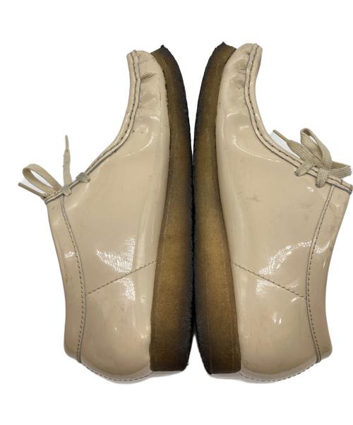 CLARKS（クラークス）CLARKS (クラークス) SUPREME (シュプリーム) ローカットスニーカー/Patent Leather Wallabee / パテントレザーワラビー ベージュ サイズ:25.5cmの古着・服飾アイテム