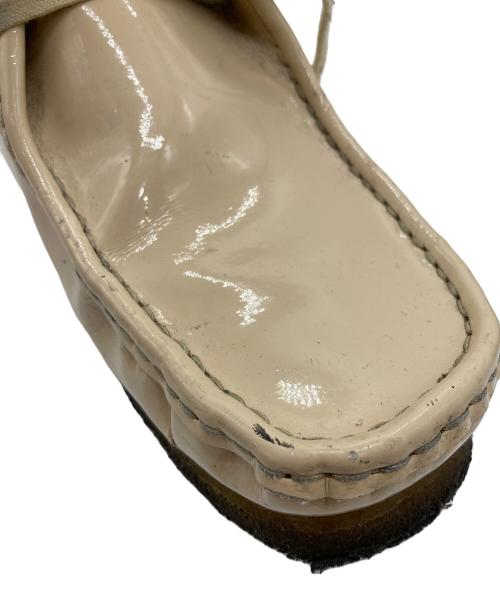 CLARKS（クラークス）CLARKS (クラークス) SUPREME (シュプリーム) ローカットスニーカー/Patent Leather Wallabee / パテントレザーワラビー ベージュ サイズ:25.5cmの古着・服飾アイテム