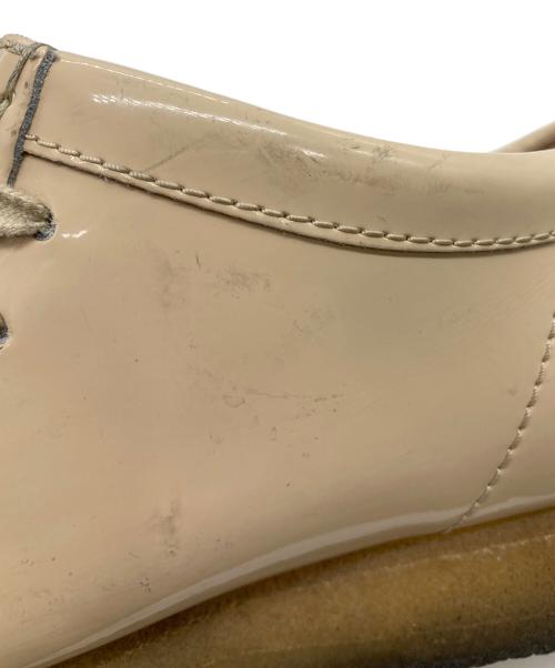 CLARKS（クラークス）CLARKS (クラークス) SUPREME (シュプリーム) ローカットスニーカー/Patent Leather Wallabee / パテントレザーワラビー ベージュ サイズ:25.5cmの古着・服飾アイテム