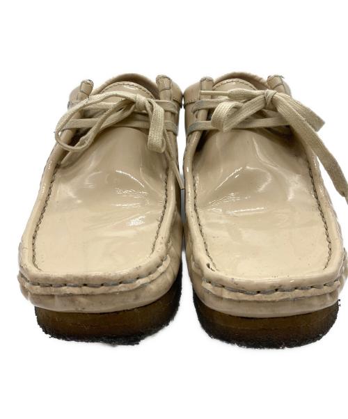 CLARKS（クラークス）CLARKS (クラークス) SUPREME (シュプリーム) ローカットスニーカー/Patent Leather Wallabee / パテントレザーワラビー ベージュ サイズ:25.5cmの古着・服飾アイテム