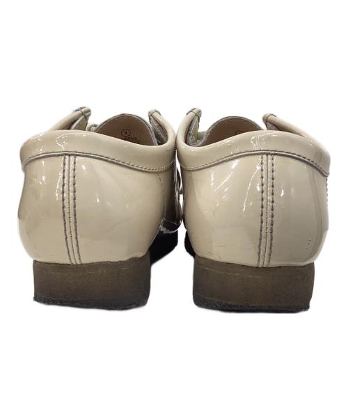 CLARKS（クラークス）CLARKS (クラークス) SUPREME (シュプリーム) ローカットスニーカー/Patent Leather Wallabee / パテントレザーワラビー ベージュ サイズ:25.5cmの古着・服飾アイテム