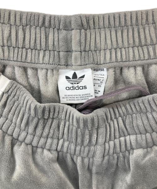 adidas（アディダス）adidas (アディダス) トラックパンツ/ベルベット ルーズ トラックパンツ グレー サイズ:XLの古着・服飾アイテム