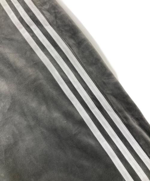 adidas（アディダス）adidas (アディダス) トラックパンツ/ベルベット ルーズ トラックパンツ グレー サイズ:XLの古着・服飾アイテム