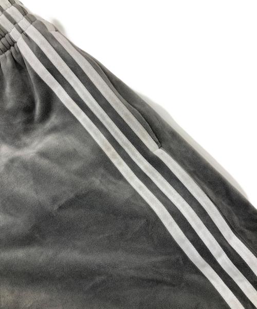 adidas（アディダス）adidas (アディダス) トラックパンツ/ベルベット ルーズ トラックパンツ グレー サイズ:XLの古着・服飾アイテム