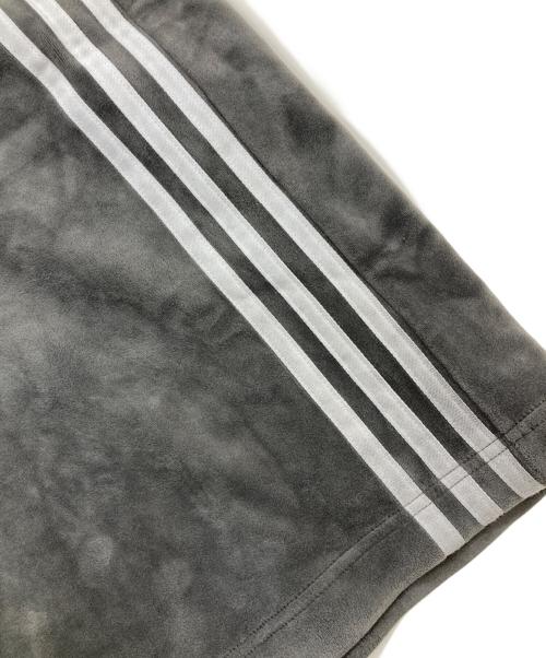 adidas（アディダス）adidas (アディダス) トラックパンツ/ベルベット ルーズ トラックパンツ グレー サイズ:XLの古着・服飾アイテム