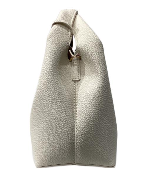 CHARLES & KEITH（チャールズアンドキース）CHARLES & KEITH (チャールズアンドキース) CHANCEメタリックアクセントバケットバッグ ホワイトの古着・服飾アイテム