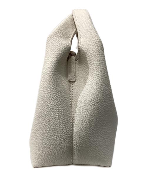 CHARLES & KEITH（チャールズアンドキース）CHARLES & KEITH (チャールズアンドキース) CHANCEメタリックアクセントバケットバッグ ホワイトの古着・服飾アイテム