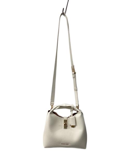 CHARLES & KEITH（チャールズアンドキース）CHARLES & KEITH (チャールズアンドキース) CHANCEメタリックアクセントバケットバッグ ホワイトの古着・服飾アイテム