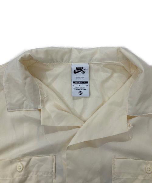NIKE（ナイキ）NIKE (ナイキ) LOOSE FIT バックプリント S/S シャツ アイボリー サイズ:Sの古着・服飾アイテム