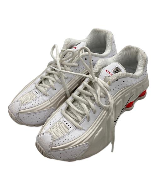 NIKE（ナイキ）NIKE (ナイキ) ローカットスニーカー/NIKE W SHOX R4 ホワイト サイズ:25の古着・服飾アイテム