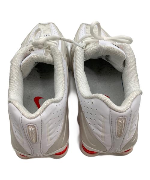 NIKE（ナイキ）NIKE (ナイキ) ローカットスニーカー/NIKE W SHOX R4 ホワイト サイズ:25の古着・服飾アイテム