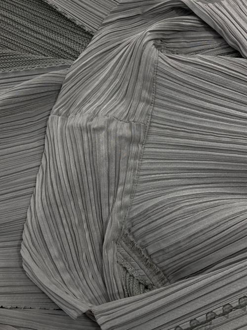 ISSEY MIYAKE FETE（イッセイ ミヤケ フェット）ISSEY MIYAKE FETE (イッセイ ミヤケ フェット) プリーツジャケット グレー サイズ:3の古着・服飾アイテム