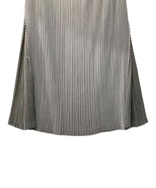 ISSEY MIYAKE FETE（イッセイミヤケフェット）ISSEY MIYAKE FETE (イッセイミヤケフェット) プリーツスカート グレー サイズ:3の古着・服飾アイテム