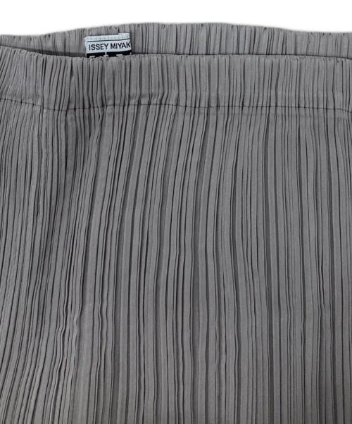 ISSEY MIYAKE FETE（イッセイミヤケフェット）ISSEY MIYAKE FETE (イッセイミヤケフェット) プリーツスカート グレー サイズ:3の古着・服飾アイテム