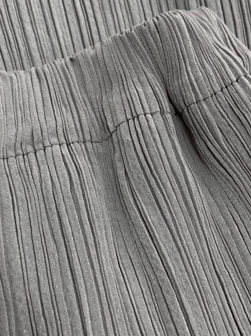 ISSEY MIYAKE FETE（イッセイミヤケフェット）ISSEY MIYAKE FETE (イッセイミヤケフェット) プリーツスカート グレー サイズ:3の古着・服飾アイテム