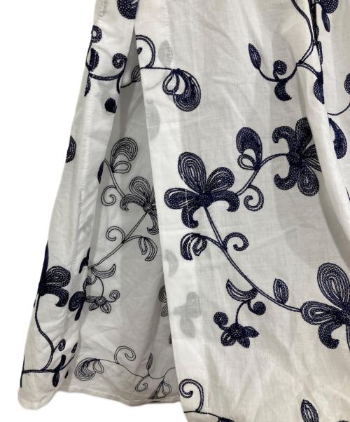 NARA CAMICIE（ナラカミーチェ）NARA CAMICIE (ナラカミーチェ) フラワー刺繍プルオーバーロングブラウス ホワイト サイズ:1の古着・服飾アイテム