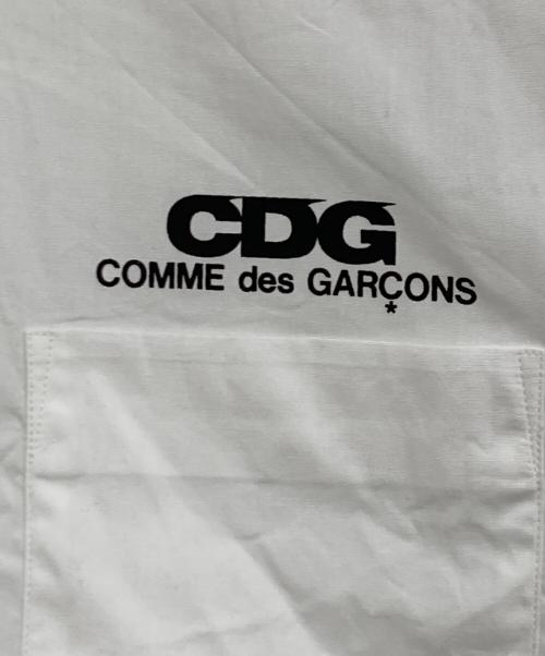 CDG（シーディージー）CDG (シーディージー) ロゴプリントシャツ ホワイト サイズ:Sの古着・服飾アイテム