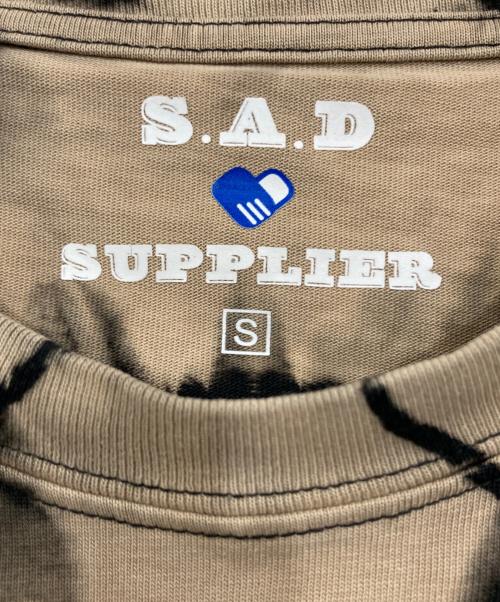 SAD REBORN DOLLS（サッドリボーンドールズ）SAD REBORN DOLLS (サッドリボーンドールズ) SUPPLIER (サプライヤー) SALUTE×SUPPLIER TEE ブラック×ベージュ サイズ:Sの古着・服飾アイテム